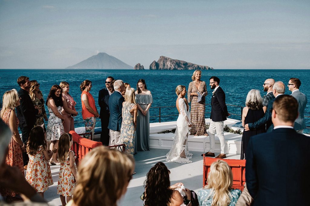 Nella foto realizzata da Antonino Gitto un matrimonio con rito civile in una location in Sicilia sul mare