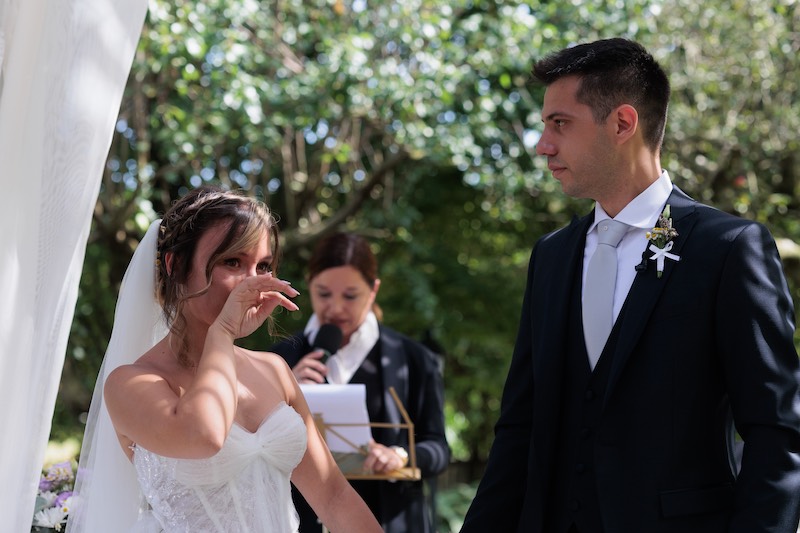 In questa foto una sposa piange mentre la celebrante Gabriella Maran legge una lettera