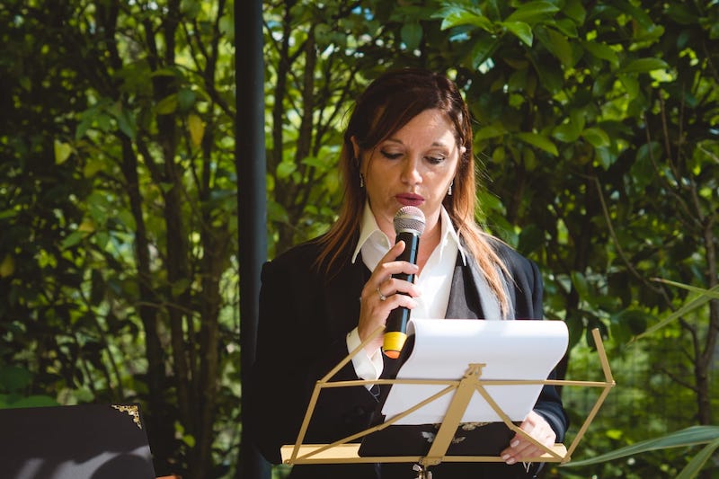 In questa foto la celebrante Gabriella Maran mentre legge il testo di una cerimonia di un matrimonio