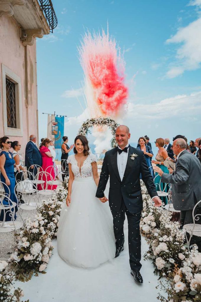 In questa foto due sposi al termine della cerimonia civile di uno dei matrimoni di Angela De Patto