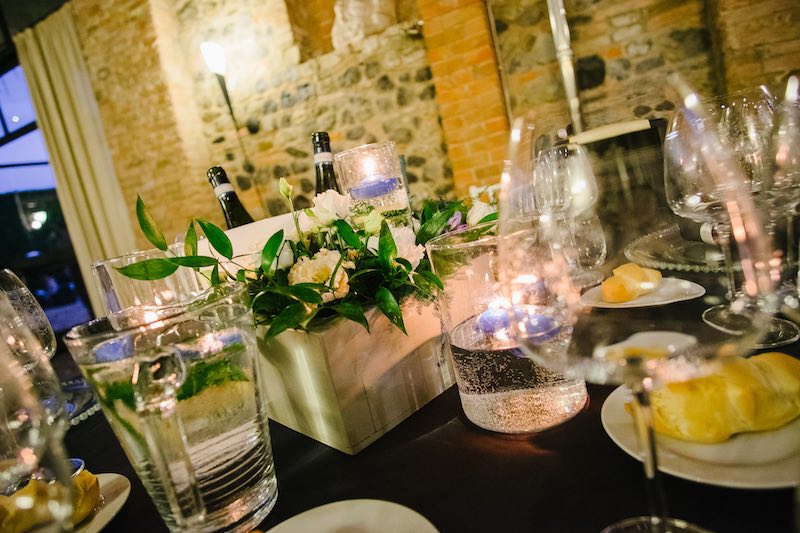 In questa foto un dettaglio della mise en place delle nozze di Elisa e Francesco sviluppata dal Wedding Planner di Michele Squeri di OttoQuattro Eventi con fiori, candele e tovagliato nei toni del blu e del bianco