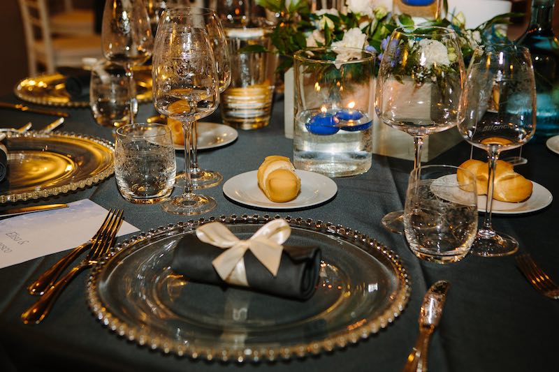 In questa foto un dettaglio della mise en place delle nozze di Elisa e Francesco sviluppata dal Wedding Planner di Michele Squeri di OttoQuattro Eventi con fiori, candele e tovagliato nei toni del blu e del bianco