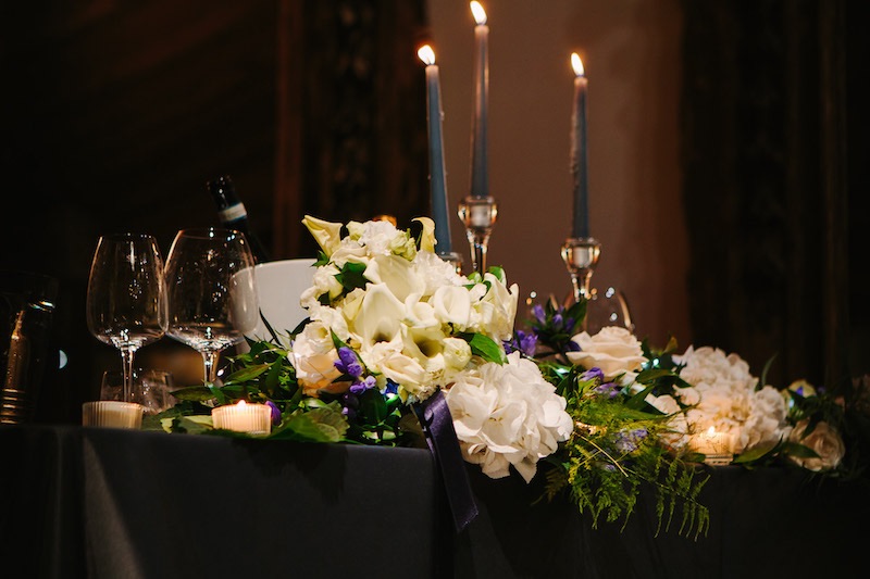 In questa foto un dettaglio della mise en place delle nozze di Elisa e Francesco sviluppata dal Wedding Planner di Michele Squeri di OttoQuattro Eventi con fiori, candele e tovagliato nei toni del blu e del bianco