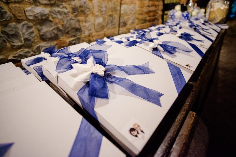 In questa foto le bomboniere del matrimonio di Elisa e Francesco con scatola di colore bianco e nastri di colore blu