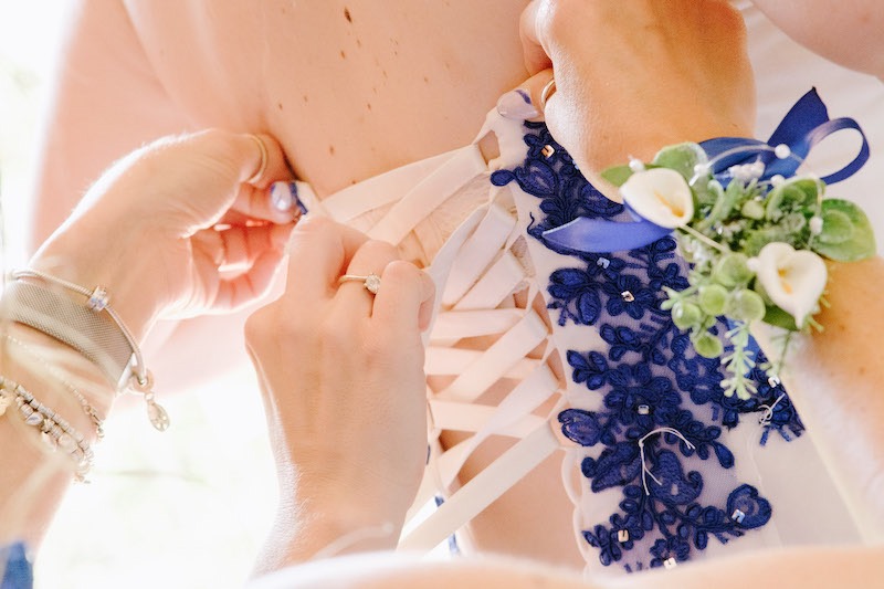 In questa foto il dettaglio delle damigelle di Elisa che le chiudono il corsetto dell'abito da sposa