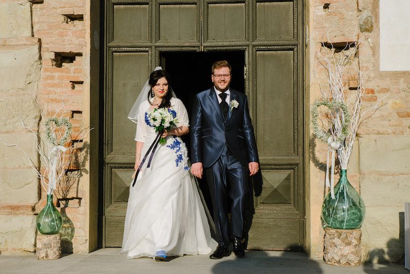 In questa foto gli sposi Elisa e Francesco all'uscita della chiesa della cerimonia