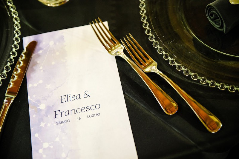 In questa foto un dettaglio della mise en place delle nozze di Elisa e Francesco con il menu sul quale sono stati riportati i loro nomi e la data del matrimonio