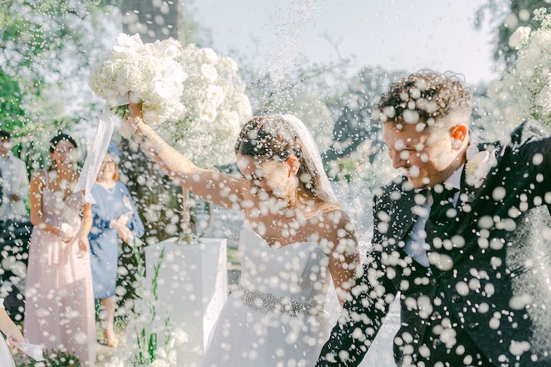In questa foto un dettaglio degli sposi Carlotta e Federico durante il lancio del riso