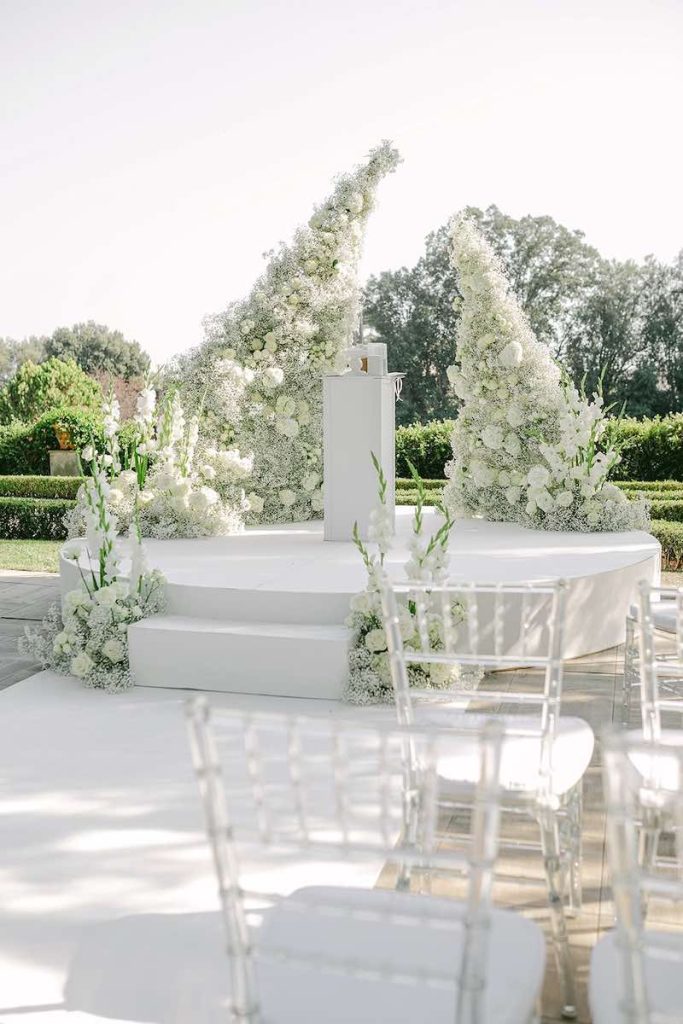 In questa foto l'allestimento dell'altare della cerimonia civile per le nozze di Carlotta e Federico realizzato dalla Wedding Planner Giovanna Damonte interamente in bianco