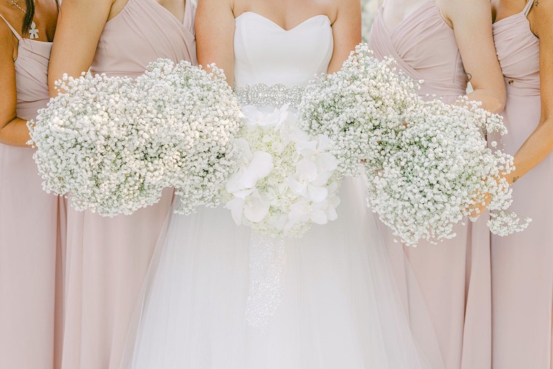 In questa foto il dettaglio dei bouquet della sposa e delle damigelle nel matrimonio di Carlotta e Federico firmato da Giovanna Damonte