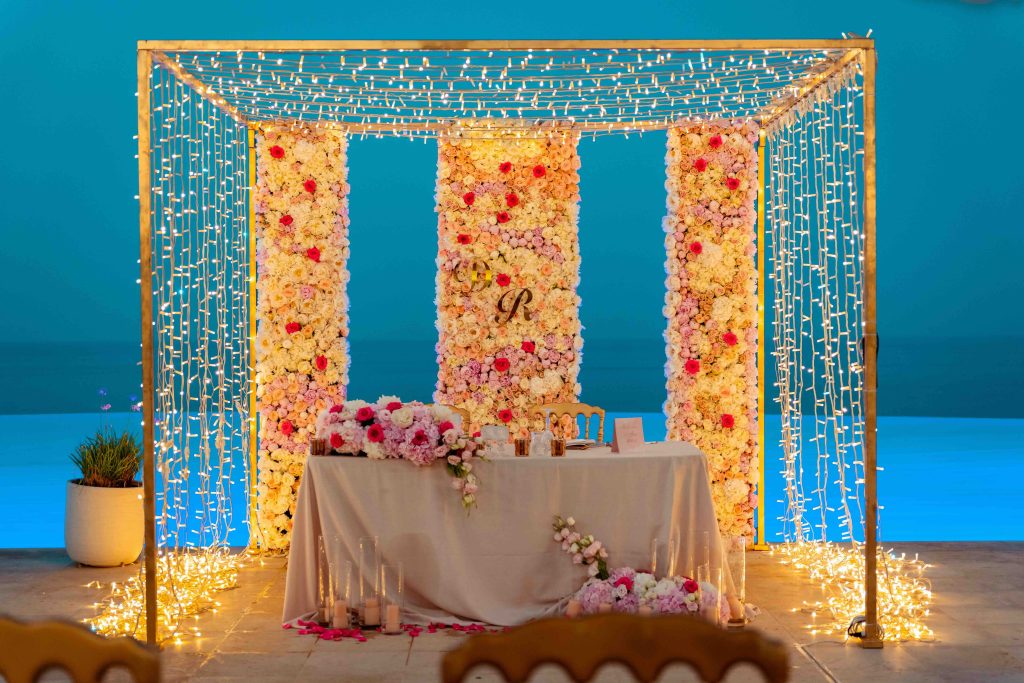 In questa immagine il tavolo degli sposi con gli allestimenti floreali. 