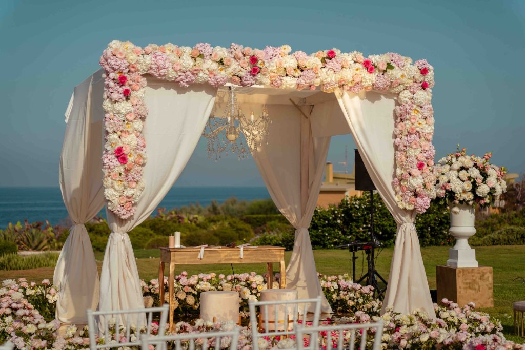 In questa immagine l'allestimento floreale realizzato dalla Wedding Planner Rossella Lanzafame.