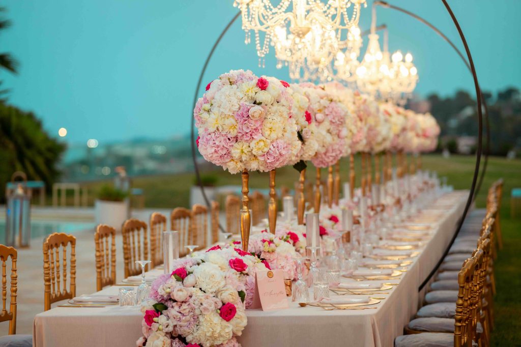 In questa immagine i tavoli imperiali con chandelier e centritavoli floreali.