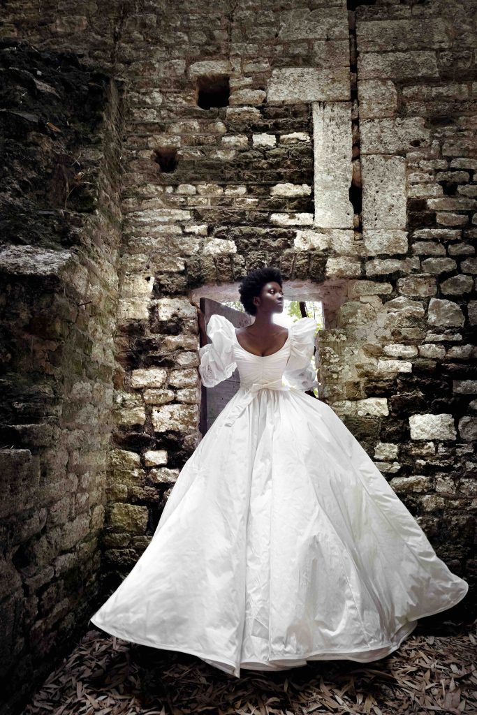 In questa immagine un abito da sposa con scollatura quadrata di Andrea Sedici. 