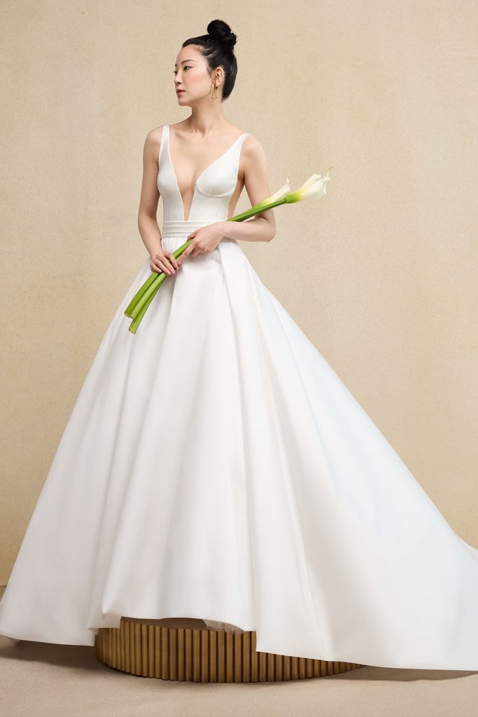 In questa immagine un abito da sposa con scollatura profonda che fa parte della collezione 2024 di Ines Di Santo