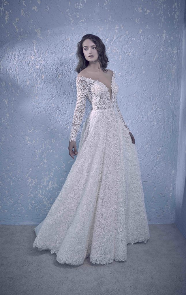In questa immagine un abito da sposa con scollatura profonda della collezione 2024 di Maison Signore. 