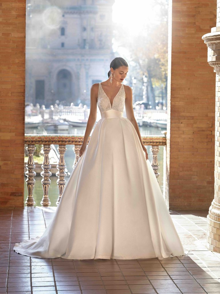 In questa immagine un abito da sposa con scollatura profonda di Manu Garcia.