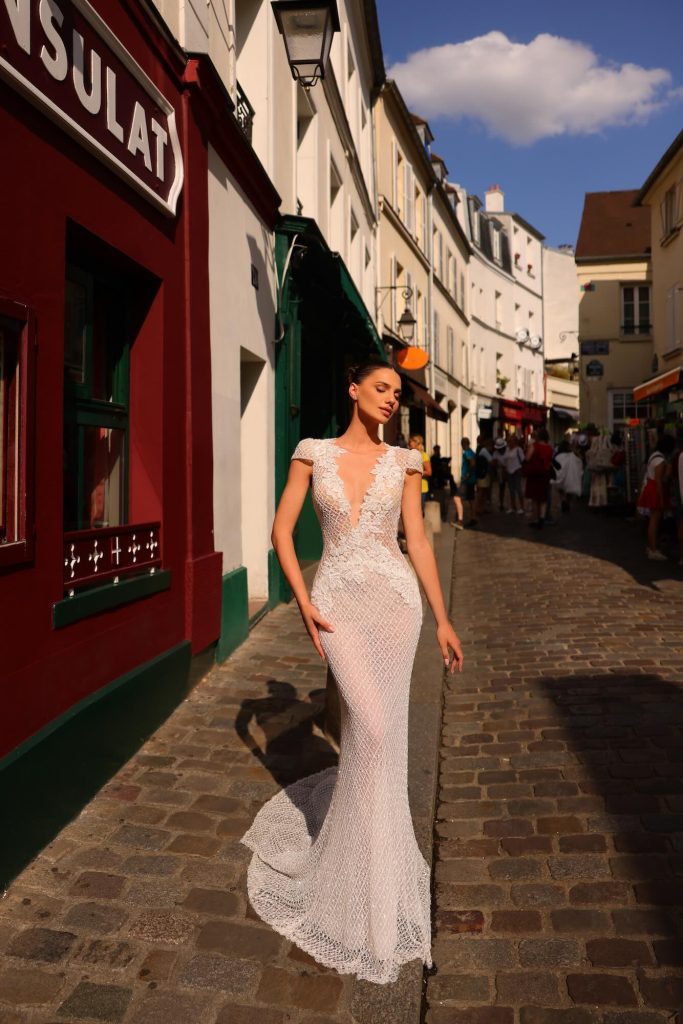In questa immagine un abito da sposa con scollatura profonda di Michela Ferriero. 
