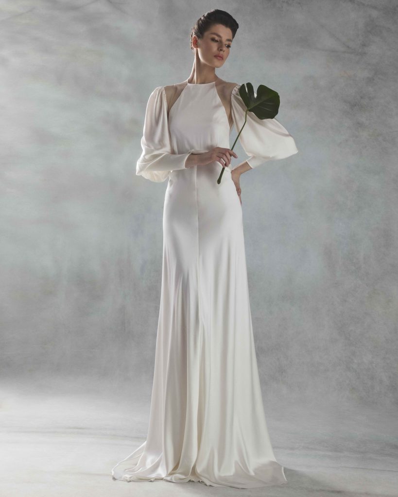 In questa immagine un abito da sposa con scollatura all'americana di Otilia Brailoiu.