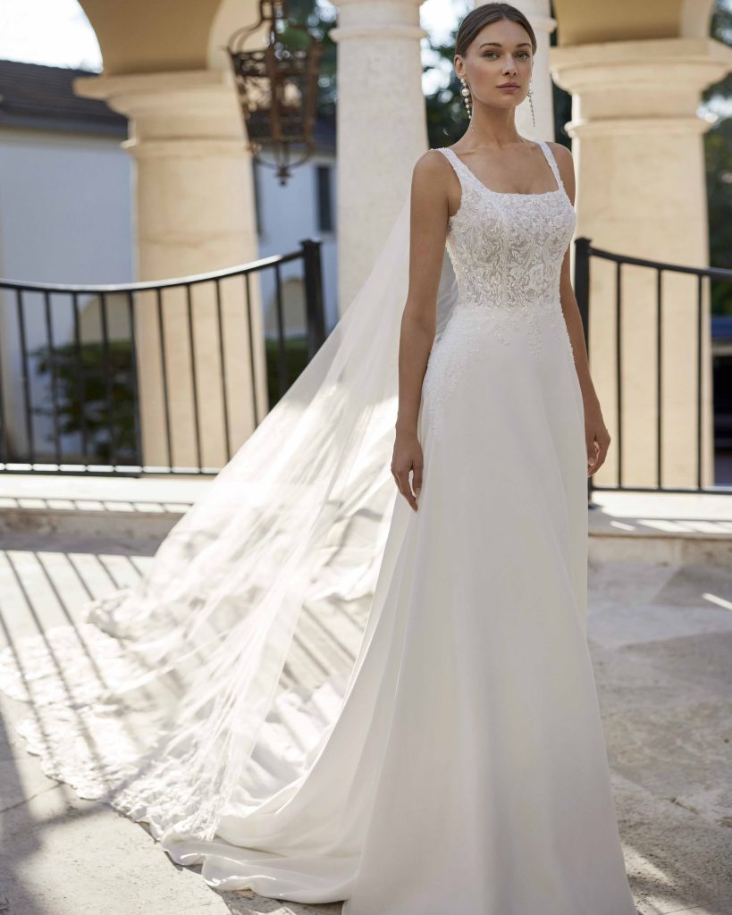 In questa immagine un abito da sposa con scollatura quadrata di Rosa Clarà