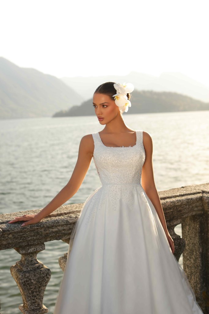 In questa immagine un abito da sposa con scollatura quadrata di Victoria Soprano