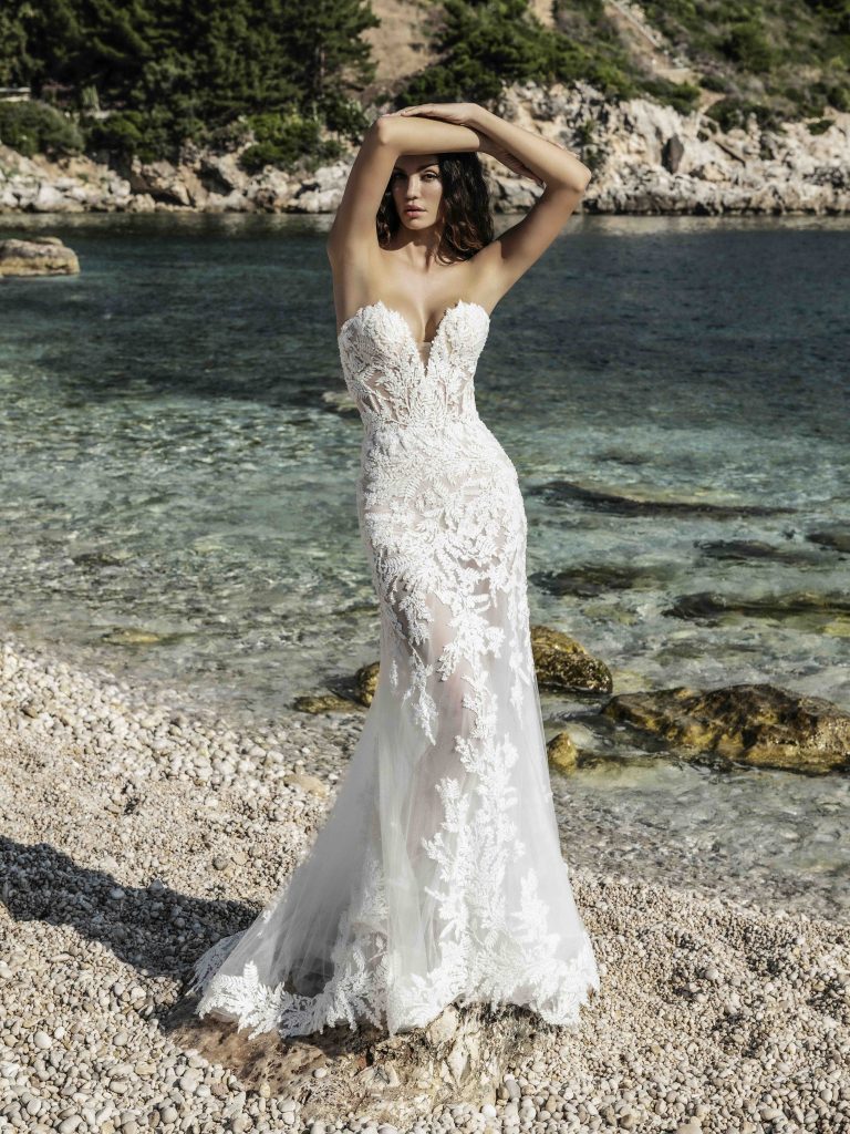 In questa immagine un abito da sposa con scollatura a cuore interamente in pizzo di Alessandro Angelozzi. 