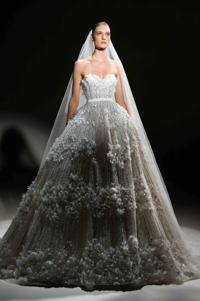 In questa immagine un abito da sposa con scollatura a cuore e decorazioni in 3D di Elie Saab. 