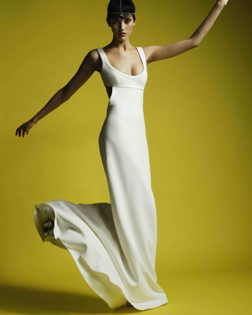 In questa immagine un vestito con scollo quadrato di Max Mara. 
