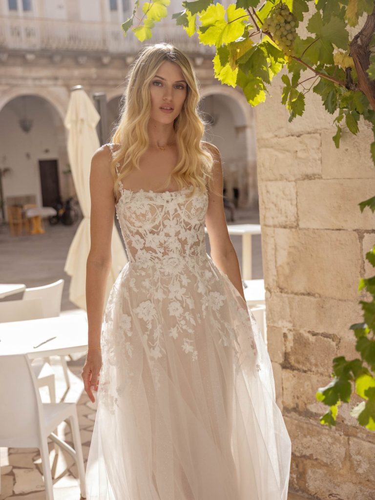 In questa immagine un abito da sposa con scollatura quadrata di Modeca