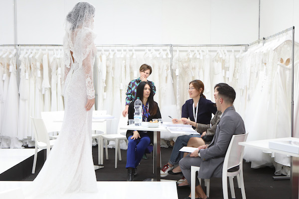 In questa foto un momento di presentazione e vendita degli abiti da sposa durante la Rome Bridal Week