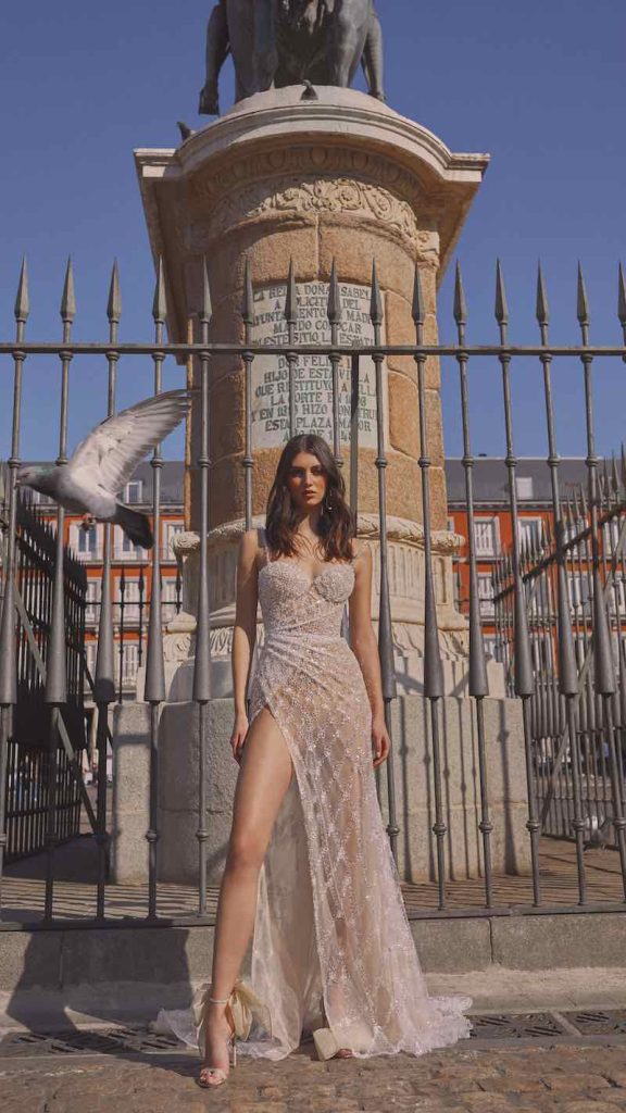 In questa foto una modella posa indossando uno degli abiti da sposa particolari 2024 a sirena con spacco di Galia Lahav