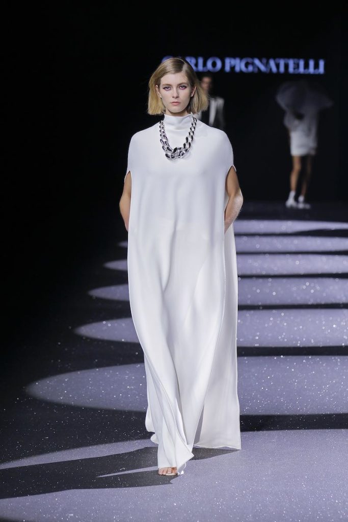 In questa foto una modella sfila indossando un abito da sposa particolare 2024 di Carlo Pignatelli, modello tunica