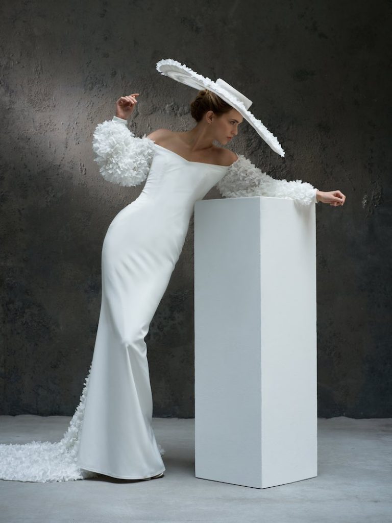 In questa foto una modella posa indossando uno degli abiti da sposa particolari 2024 a sirna di Cymbeline
