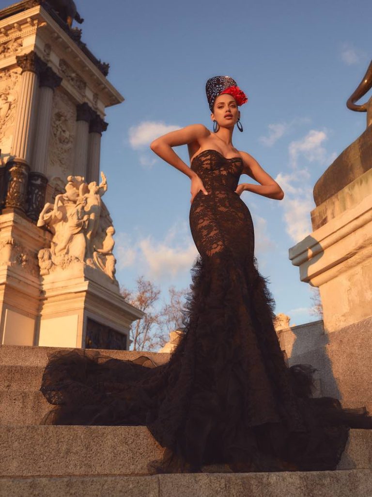In questa foto una modella posa indossando uno degli abiti da sposa particolari 2024 di Galia Lahav a sirena di colore nero