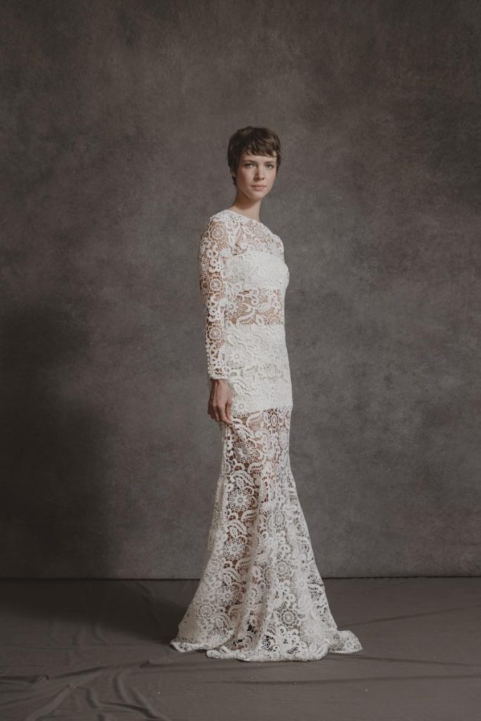 In questa foto una modella posa indossando uno degli abiti da sposa particolari 2024 a sirena di Sophie et Voilà