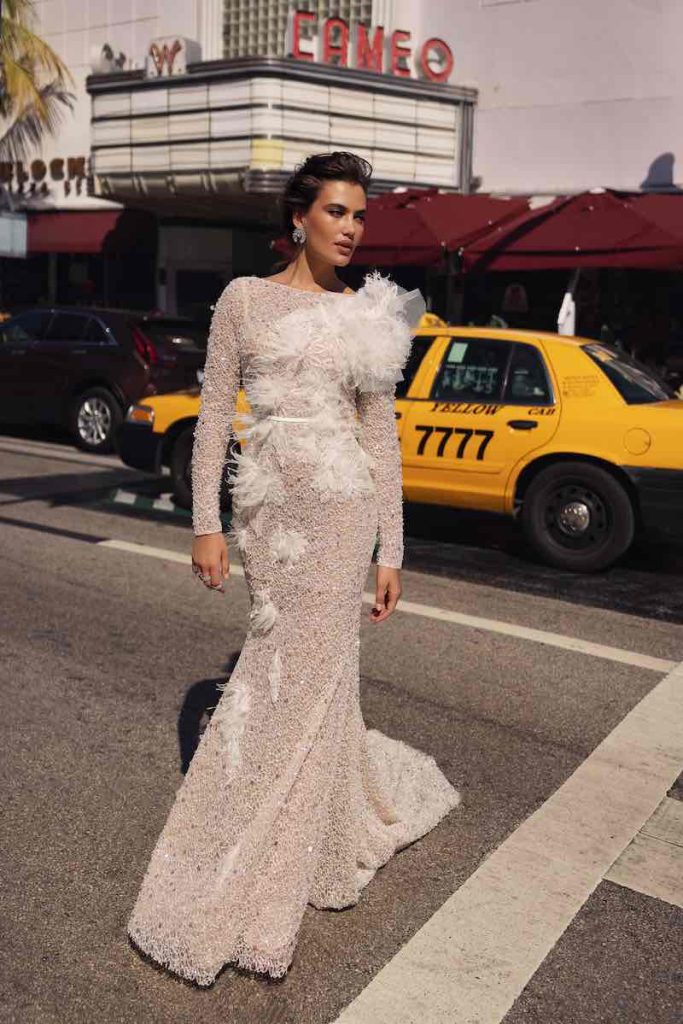 In questa foto una modella posa indossando uno degli abiti da sposa particolari 2024 di Wonà Concept con  dettagli 3D e ricami preziosi