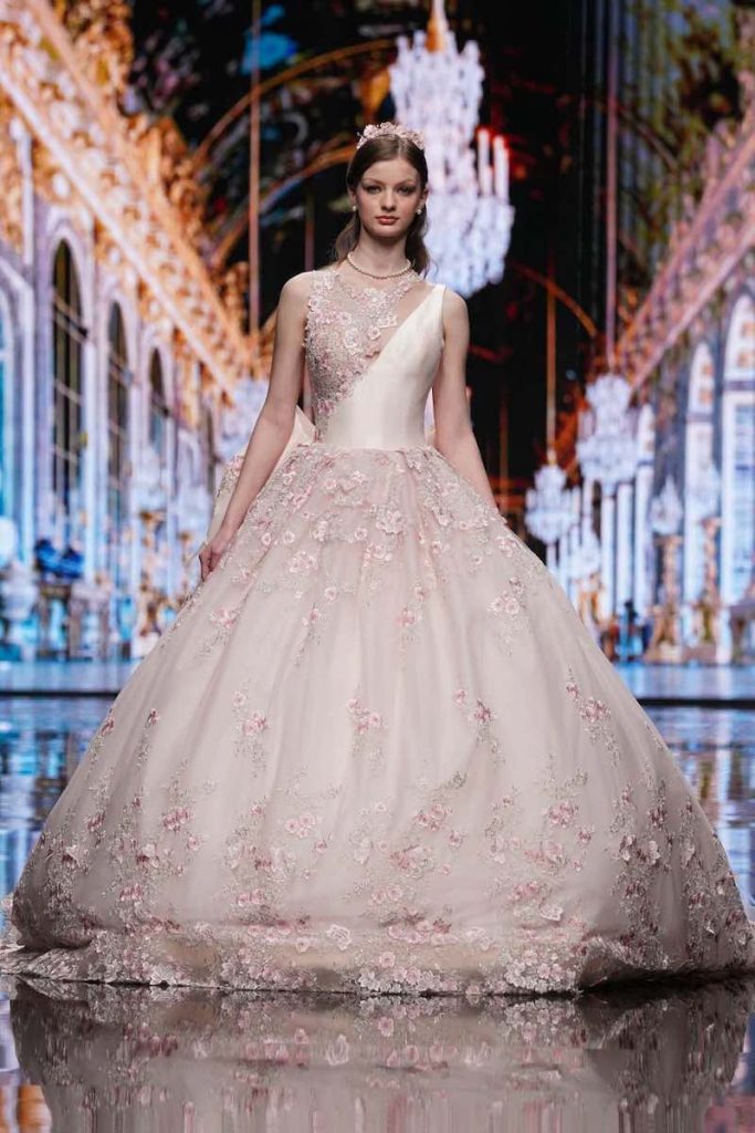 In questa foto una modella posa indossando uno degli abiti da sposa particolari 2024 modello principessa di Amelia Casablanca