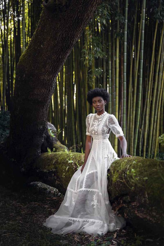 In questa foto una modella posa indossando uno degli abiti da sposa particolari 2024 ampio con alternanza di stoffe diverse di Andrea Sedici