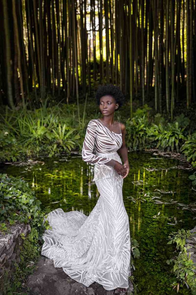 In questa foto una modella posa indossando uno degli abiti da sposa particolari 2024 a sirena di Andrea Sedici