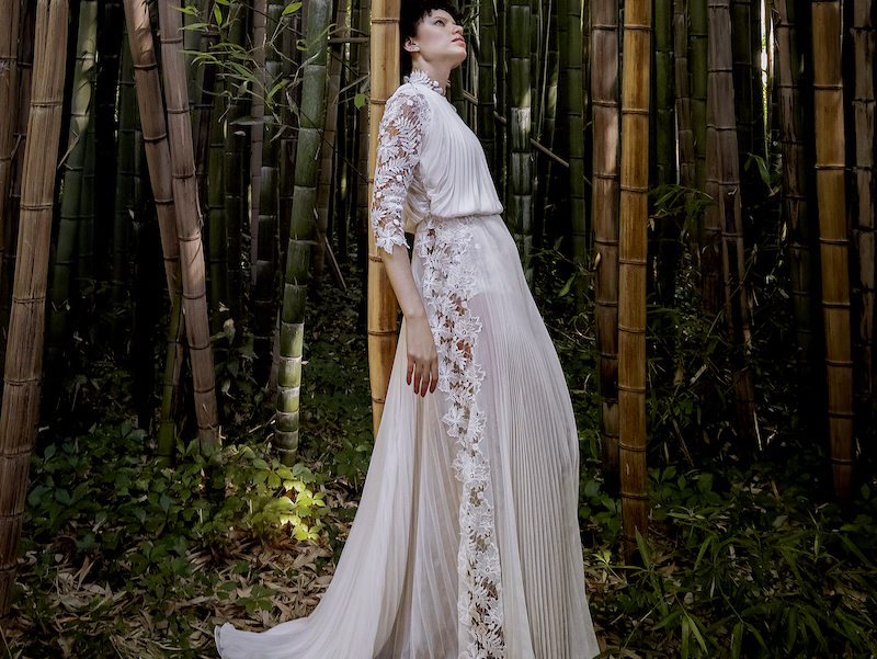 In questa foto una modella indossa uno degli abiti da sposa particolari 2024 di Andrea Sedici