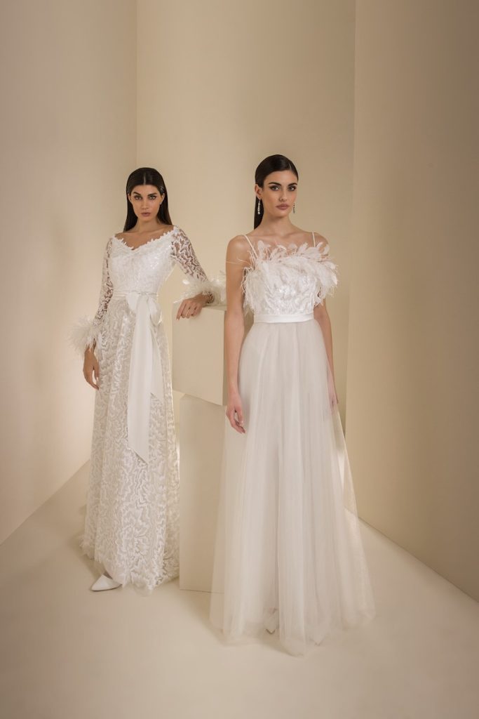 In questa foto due modelle posano indossando abiti da sposa con dettagli plumage di Antonio D'Errico