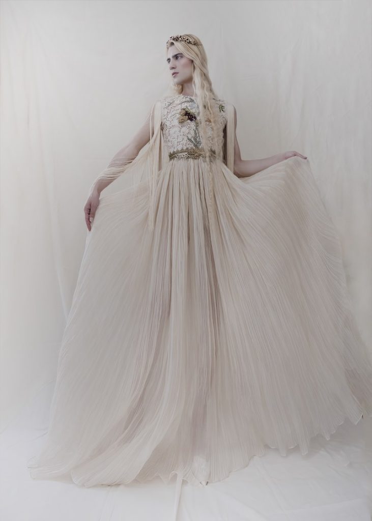 In questa foto una modella posa indossando un abito da sposa di Elisabetta Delogu