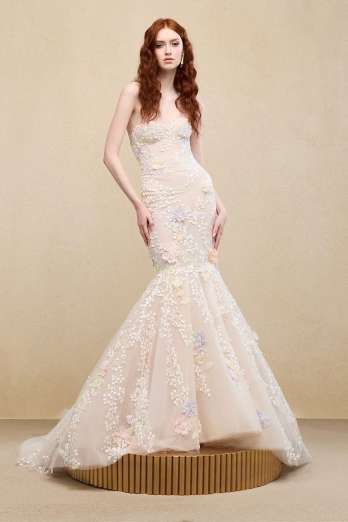 In questa foto una modella posa indossando uno degli abiti da sposa particolari 2024 a sirena di Ines Di Santo