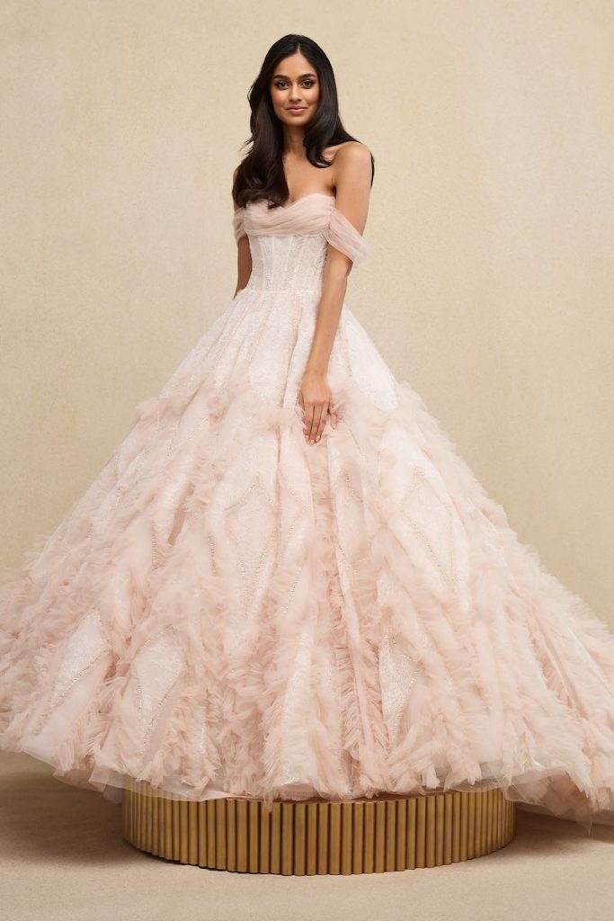 In questa foto una modella posa indossando uno degli abiti da sposa particolari 2024 modello principessa di Ines Di Santo