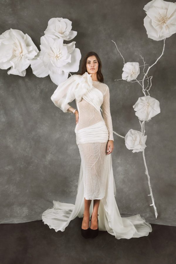 In questa foto una modella posa indossando uno degli abiti da sposa particolari 2024 midi di Isabel Zapardiez