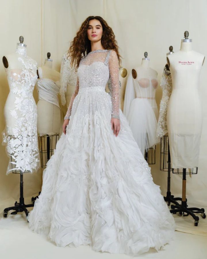In questa foto una modella posa indossando uno degli abiti da sposa particolari 2024 modello ampio di Reem Acra