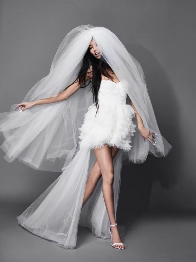 In questa foto una modella posa indossando uno degli abiti da sposa particolari 2024 corto di Vera Wang con gonna a frange