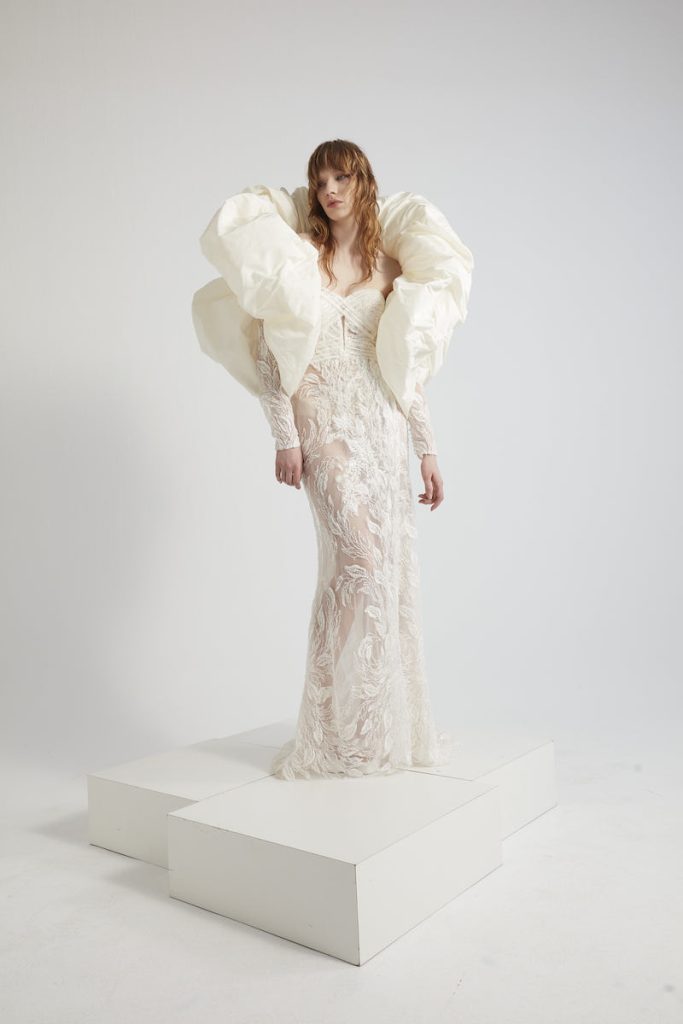 In questa foto una modella posa indossando uno degli abiti da sposa particolari 2024 a sirena di Yolancris