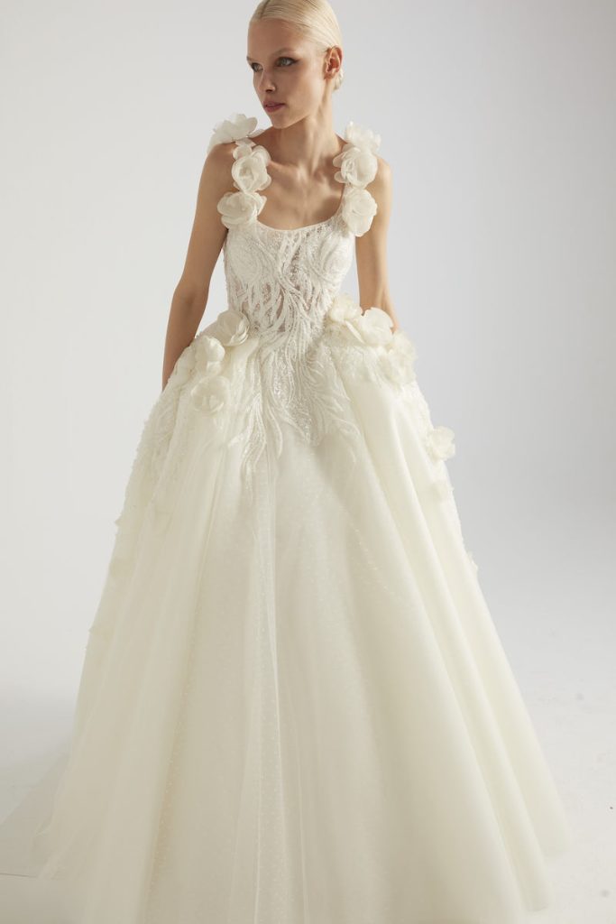 In questa foto una modella posa indossando uno degli abiti da sposa particolari 2024 modello ampio di Yolancris