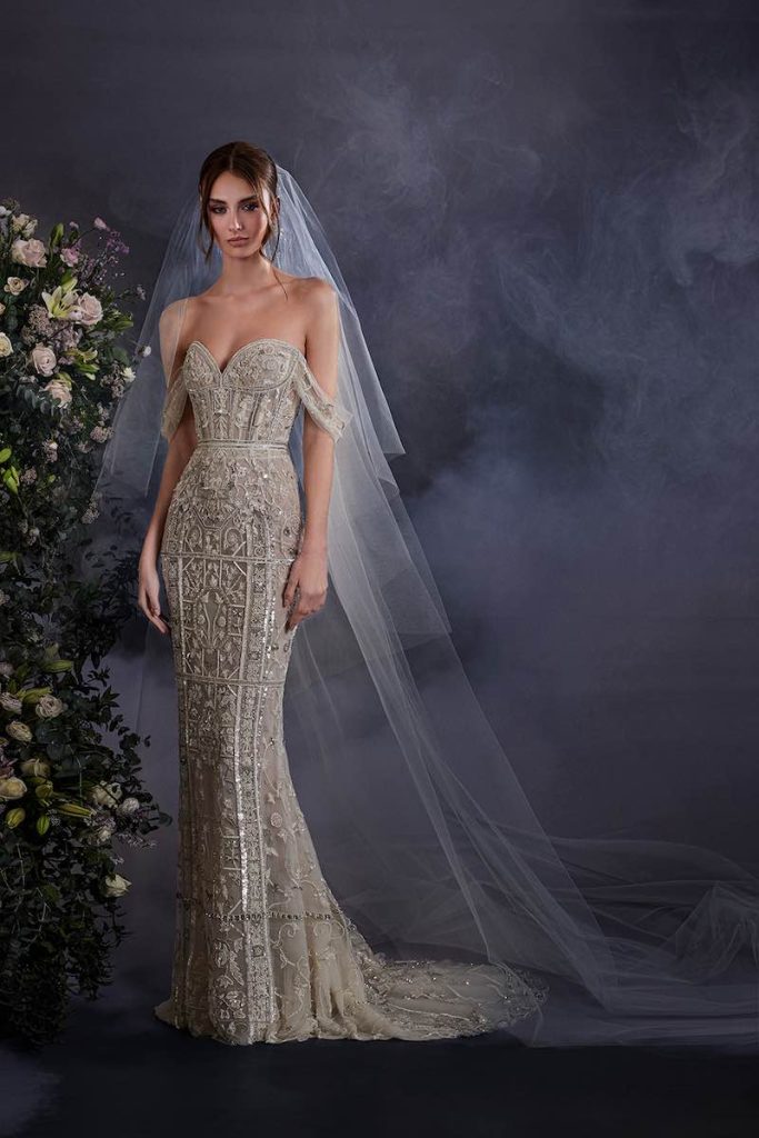 In questa foto una modella posa indossando uno degli abiti da sposa particolari 2024 a sirena di Zuhair Murad